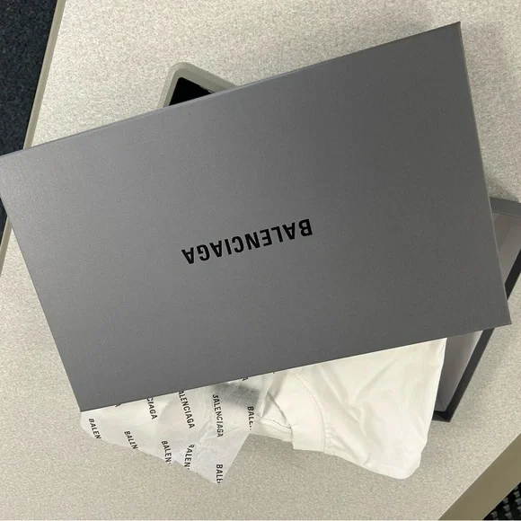 Balenciaga Oversized BB Logo Long Sleeve Shirt White/Black – Size L (Fits XXL) - Picture 15 of 15